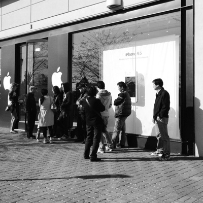 4S queue outside of an Apple store